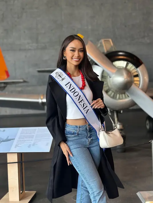 Terlihat santai jalani karatina, Yasinta kenakan crop top putih, jeans, dan long blazer hitam [@yasintaaurel]