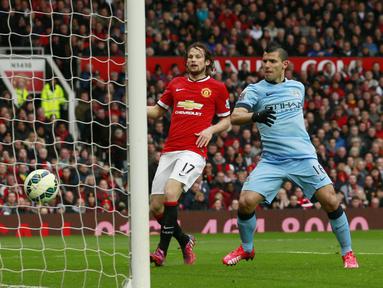 Sergio Aguero (kanan)  sukses membobol gawang David de Gea (Reuters / Jason Cairnduff )