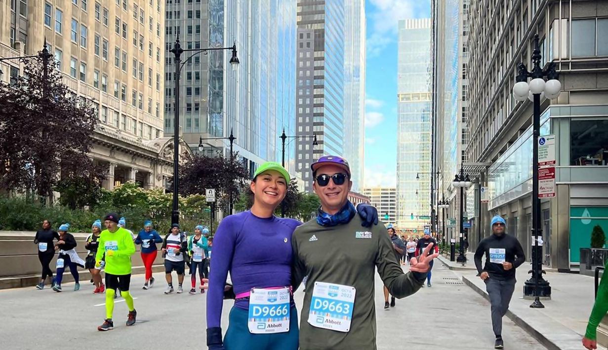 Dalam liburannya ke Negeri Paman Sam, Wingky dan Kenes Andari pun ikut dalam sebuah lomba lari marathon. Diketahui bahwa keduanya merupakan pasangan selebriti yang hobi berolahraga. Momen keseruannya saat ikut marathon ini pun turut ditemani oleh sahabatnya.  (Liputan6.com/IG/@winkywiryawan912)