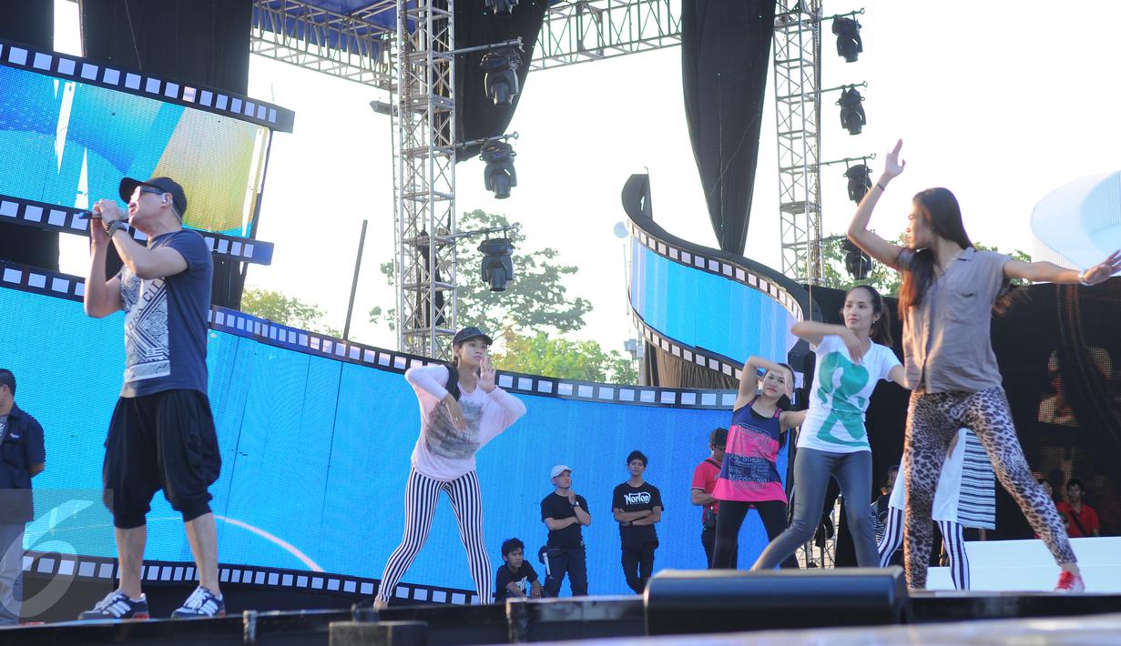 Pengisi acara melakukan gladi resik jelang malam puncak Festival Film Bandung (FFB) 2014 yang digelar di Monumen Perjuangan Rakyat Jawa Barat, 13 September 2014. FFB pertama kali diadakan tahun 1987 rutin hingga saat ini. (Liputan6.com/Panji Diksana) 