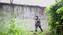 Polisi bersenjata lengkap berpatroli di sekitar pagar parimeter penjara menyusul serangan sekelompok pria bersenjata di kota Kidapawan, selatan Filipina, Rabu (4/1). Disinyalir pelaku penyerangan adalah pemberontak Muslim. (Ferdinandh CABRERA/AFP)