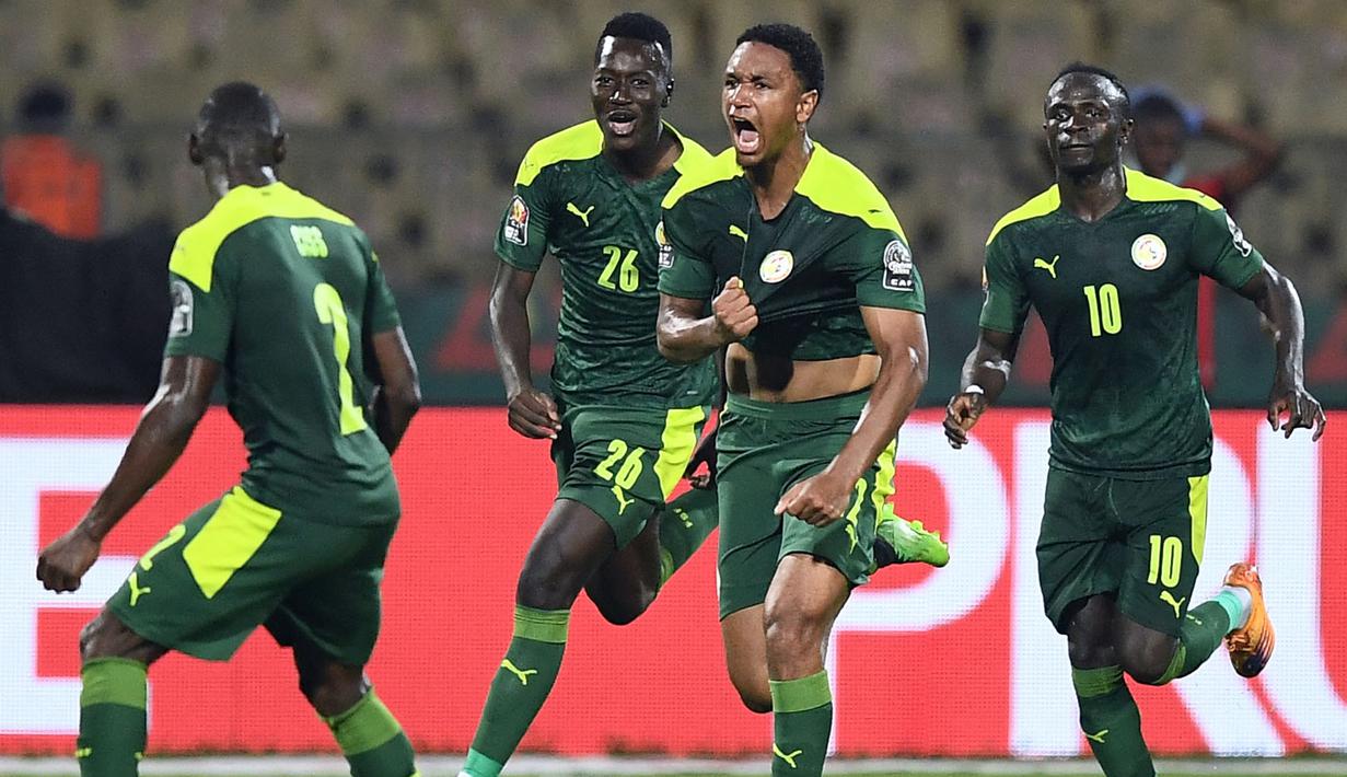 Senegal yang dilatih sang legenda, Aliou Cissé datang dengan sederet pemain top seperti Edouard Mendy, Kalidou Koulibaly, Idrissa Gueye, Cheikhou Kouyate, serta Sadio Mane. Tim yang berjuluk Singa dari Teranga akan tergabung di Grup A bersama Ekuador, Belanda, dan tuan rumah Qatar. Pada Piala Dunia 2002, Senegal mampu mengukir sejarah usai sukses melangkah ke partai semifinal sebelum dijegal oleh Turki. (AFP/Charly Triballeau)