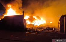 12 Armada Padamkan Kebakaran Hebat di Gudang Limbah Gandamekar Bekasi