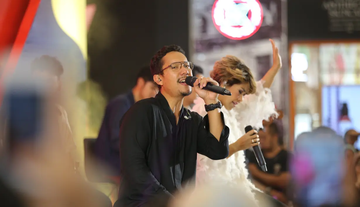 Maliq & D'essentials di acara Vidio.com, Senayan, Jakarta Pusat, Minggu (22/9/2019). (Daniel Kampua/Fimela.com)