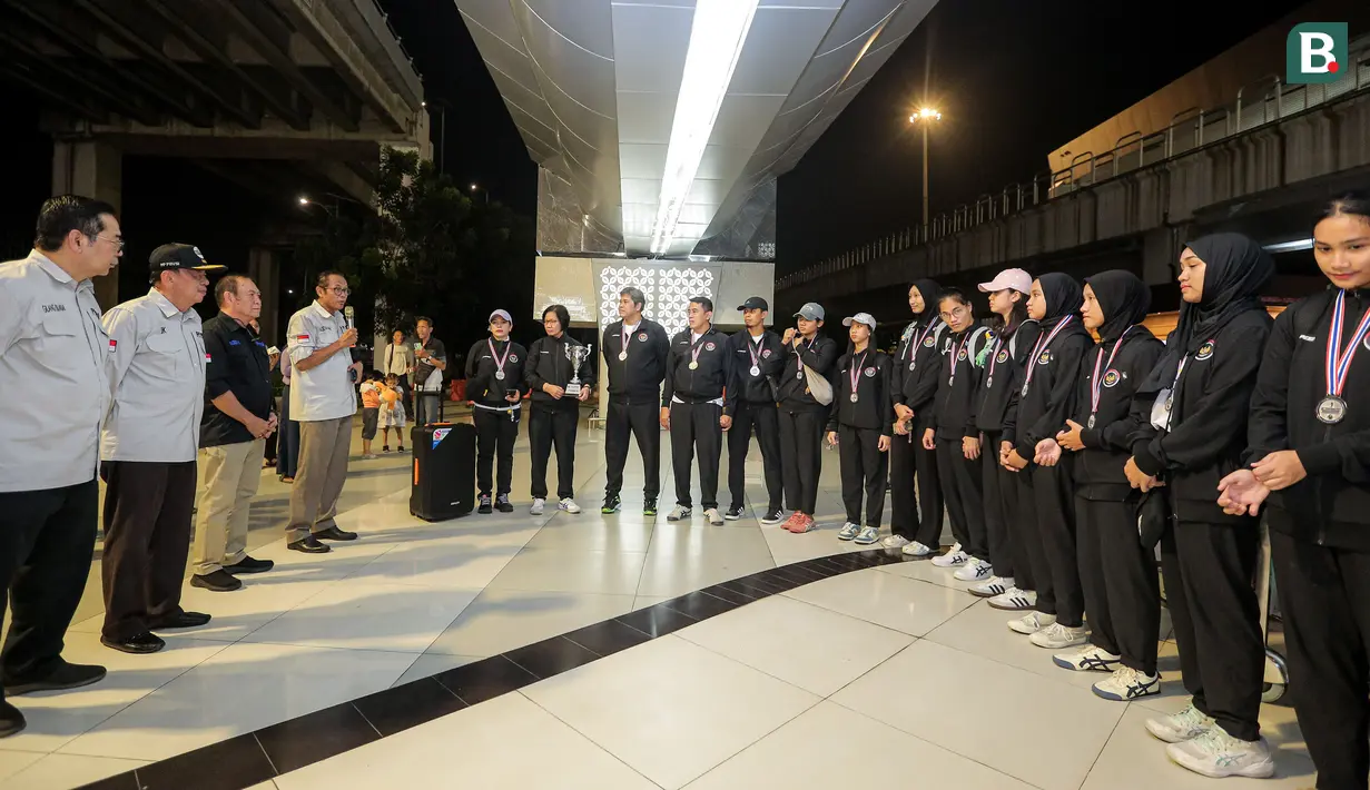 <p>Skuad Timnas voli putri Indonesia U-18 saat disambut pengurus PBVSI di Terminal 3 Bandara Soekarno Hatta, Tangerang, Jumat (14/6/2024) usai menempati peringkat kedua pada turnamen bola voli putri Princess Cup 2024.(Bola.com/Bagaskara Lazuardi)</p>
