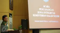 Menteri Dalam Negeri Tjahjo Kumulo memberikan pidato saat Pencanangan dan Penandatanganan Piagam Zona Integritas di Kantor Kemendagri, Jakarta, Senin (14/9/2015). Kemendagri menjadi Proyek percontohan Zona Integritas. (Liputan6.com/Faizal Fanani)