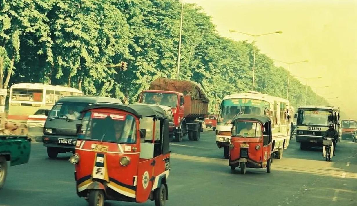 Penguasa jalan sebelum emak-emak naik motor matic adalah bajaj oranye. (Source: Instagram/@groupotomotif1990)