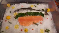 Ikan salmon dipamerkan dalam acara "Taste and Create with Australia" di Hotel Raffles, Jakarta Selatan, Kamis, 20 Juni 2024. (dok. Liputan6.com/Rusmia Nely)