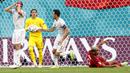 Gawang Yann Sommer digempur beberapa kali oleh Spanyol. Peluang emas tandukan Alvaro Morata (kiri) masih dapat diamankan oleh penjaga gawang 32 tahun ini. Swiss benar-benar terkunci di seperempat lapangan. (Foto: AFP/Pool/Maxim Shemetov)