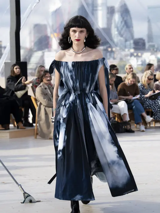 Gaun off-shoulder berdetail pita yang direkayasa memiliki motif langit dalam bahan poly taffeta. Foto: Document/Alexander McQueen.