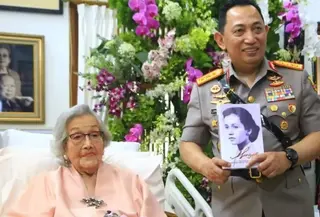 Kapolri Jenderal Pol. Listyo Sigit Prabowo menghadiri acara perayaan hari ulang tahun (HUT) Ke-100 istri mantan Kapolri Jenderal (Purn) Hoegeng Iman Santoso, Meriyati Roeslani atau Meriyati Hoegeng, di Depok, Jawa Barat, Senin (23/6/2025) (Humas Polri)