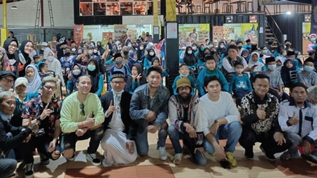 Para Artis Bagindas, Dimas HK, Vikri Rasta menghibur Yatim. (Road Manager Indonesia / Yayasan Lentera Qolbu Amanah)