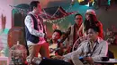 "Ini sekarang lagi syuting video klip Mampu Bertahan. Ini single kedua untuk album ketiga Lingua. Ini juga akan jadi judul album. Akan rilis berbarengan dengan rilis album," ujar Frans Mohede. (Galih W. Satria/Bintang.com)