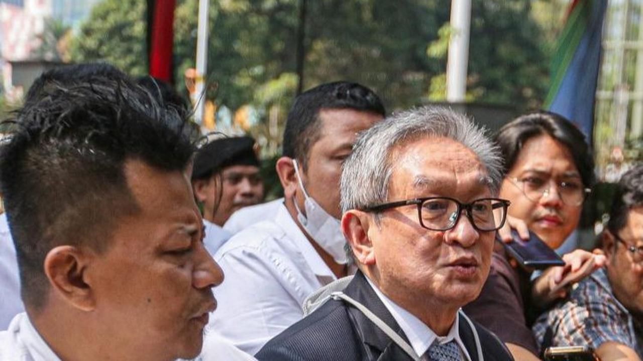 FOTO: Momen Kuasa Hukum Irwan Hermawan Kembalikan Uang Rp27 Miliar Terkait Kasus BTS 4G di Kejagung