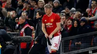 Gelandang Manchester United Bastian Schweinsteiger bersiap masuk ke lapangan pada laga Piala Liga Inggris melawan West Ham United di Old Trafford, Rabu (30/11/2016). (Reuters/Phil Noble)