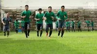 Timnas Indonesia U-19 jalani sesi latihan di Stadion Padonmar, Yangon, Jumat (9/9). Dalam sesi latihan, skuad Garuda Nusantara digenjot untuk transisi pemain dan melepas tembakan jarak jauh. (Liputan6.com/Yoppy Renato)