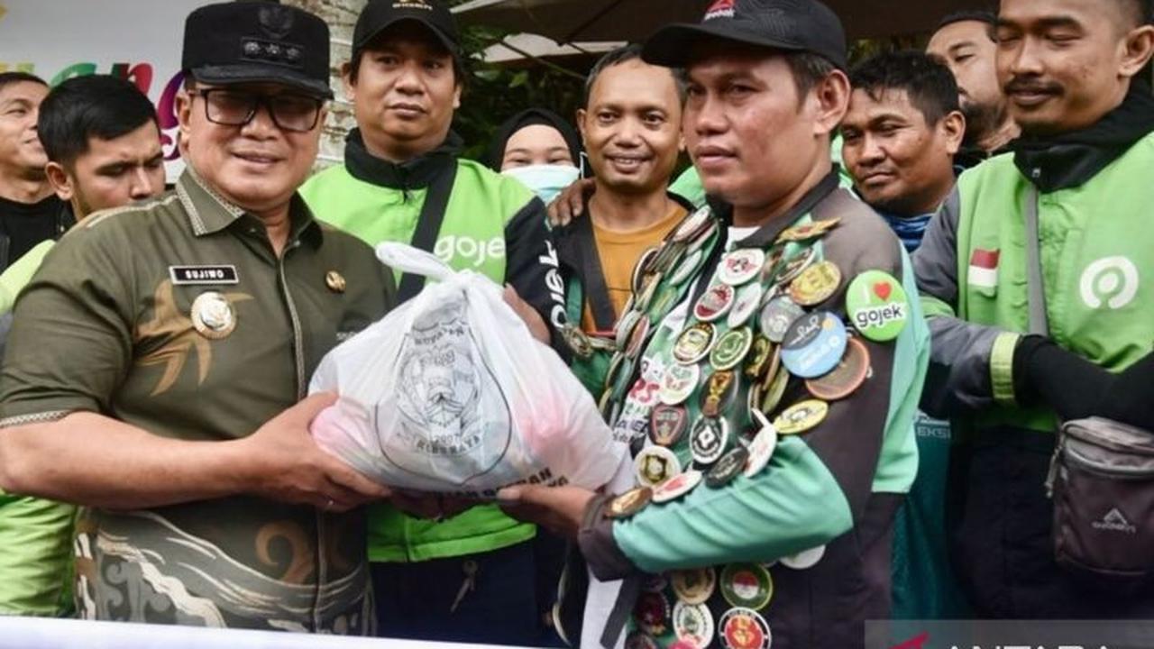 Bupati Kubu Raya Sujiwo Berbagi Sembako untuk Ojek Online, Perkuat Kepedulian Sosial di Bulan Ramadhan