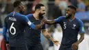 Pemain timnas Prancis, Samuel Umtiti bersama rekan setimnya merayakan kemenangan atas Belgia pada babak semifinal  di Stadion St. Petersburg, Selasa (10/7). Gol Umtiti mengantarkan Prancis lolos ke final Piala Dunia 2018. (AP/Natacha Pisarenko)