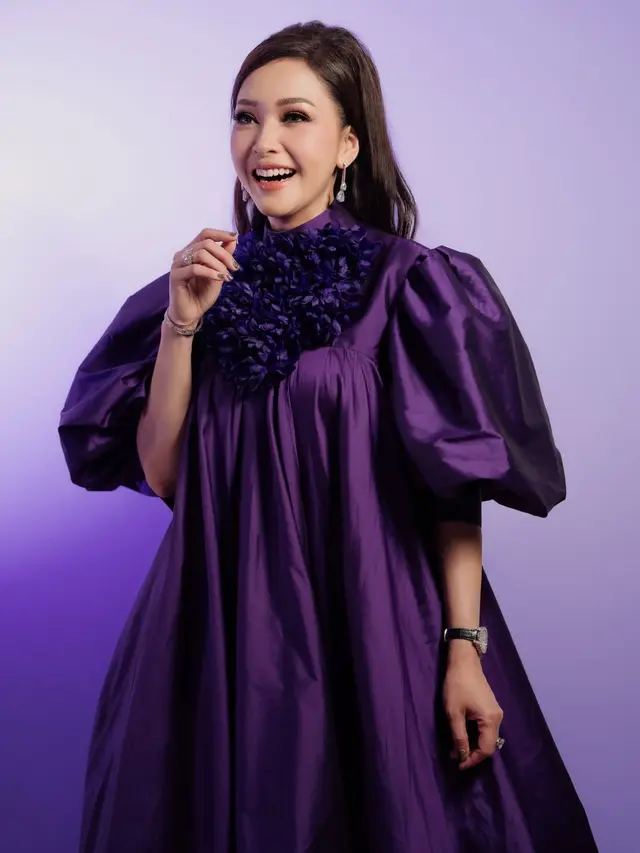 Pesona Maia Estianty dalam Gaun Ungu Couture, Anggun dengan Sentuhan Dramatis