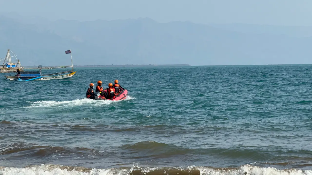 Berenang Sejak Subuh, Wisatawan Asal Jakarta Terseret Ombak Pantai Karangnaya Sukabumi