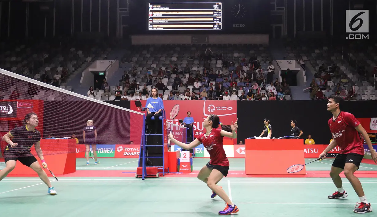 Pasangan Ricky Karanda Suwardi/Debby Susanto mengembalikan kok ke arah wakil Hong Kong, Reginald Lee Chun Hei/Chau Hoi Wah di babak pertama Indonesia Masters 2018, Selasa (23/1). Ricky/Debby menang 15-21, 21-12, 21-10. (Liputan6.com/Angga Yuniar)
