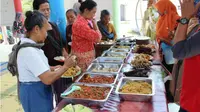 Para buruh gendong Pasar Sunggingan, Boyolali mengambil menu makanan di Warung Sedekah di Taman Pandan Alas di kawasan simpang Seiko, Boyolali, Rabu (26/9 - 2018). (Solopos.com/Akhmad Ludiyanto)