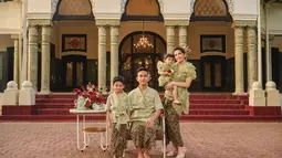 Pada pose ini, kakak Kaesang Pangarep mengambil posisi duduk. Sementara, Jan Ethes berdiri di sampingnya, dan agak kebelakang adalah Silvi sambil menggendong La Lembah. (Foto: Instagram/@riomotret)