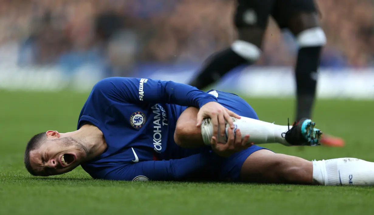 Gelandang Chelsea Eden Hazard mengalami cedera saat melawan Newcastle di pertandingan Liga Inggris di Stamford Bridge, London (2/12). (Steven Paston / PA via AP)