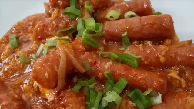 Orak Arik Telur Sosis Pedas Manis dari akun Cookpad @Sri_Hafizah.