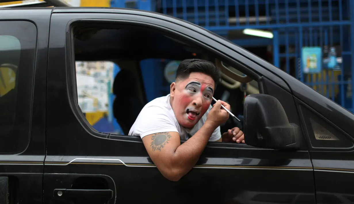 Seorang badut merias wajahnya sebelum berpartisipasi dalam acara Hari Badut Nasional di ibu kota Peru, Lima, Kamis(25/5). Tanggal 25 Mei merupakan peringatan Hari Badut Nasional bagi warga Peru. (AP Photo/Martin Mejia)