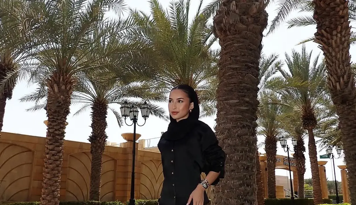 Lewat unggahan di media sosialnya, Jennifer tampil memesona dengan gaya yang begitu elegan. Ia terlihat mengenakan busana bernuansa hitam dengan kerudung satin yang mengilap lembut.   [@jennifercoppenreal20].