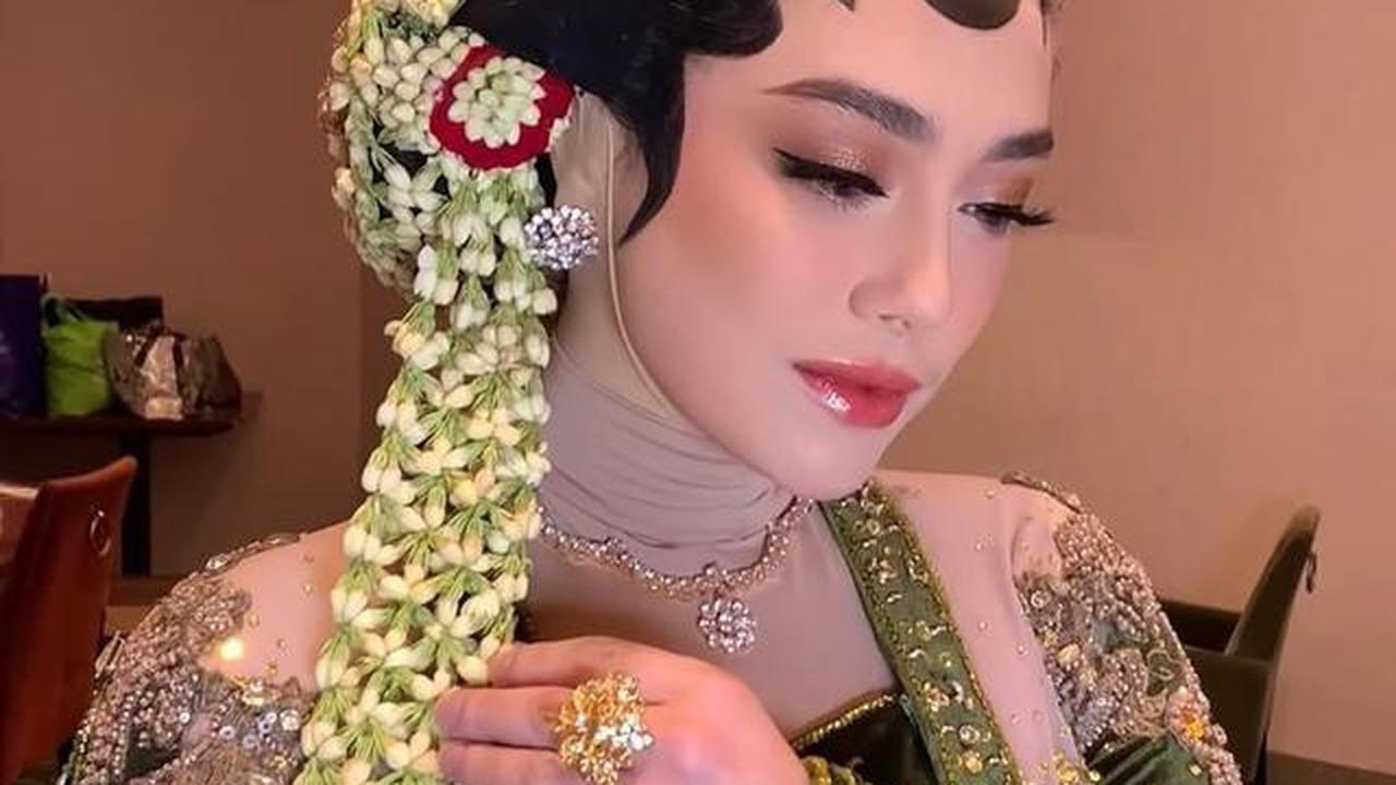 Potret Celine Evangelista dengan Paes Jawa Hijab di Gala Premier Film Danyang Wingit
