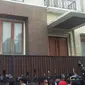 Suasana lokasi perampokan dan penyanderaan di Jalan Bukit Hijau 9, Pondok Indah, Jakarta Selatan. (Liputan6.com/Oscar Ferri)