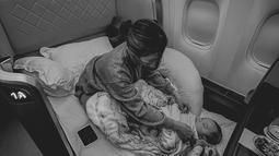 Foto ketiga menampilkan Nikita Willy tengah membetulkan baju dan selimut baby Issa yang berbaring di ranjang berukuran mini, salah satu fasilitas dalam pesawat kelas atas. “And just like that, we’re coming back home as a family of 3 (Dan begitulah, kami akan pulang ke rumah sebagai keluarga kecil terdiri tiga orang),” beri tahu Nikita Willy bersama foto ini. (Foto: Dok. Instagram @nikitawillyofficial94)