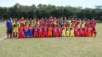 Pemain Timnas Indonesia yang membela klub Belanda RKC Waalwijk, Ezra Walian, berbagi ilmu sepak bola kepada anak-anak Indonesia yang bermain di Liga Topskor. (dok. Liga Topskor)