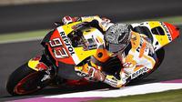 Pebalap Repsol Honda, Marc Marquez, sempat terjatuh ketika sedang menjajal fairing winglet baru pada tes pramusim MotoGP 2017 di Sirkuit Losail, Qatar, Jumat (10/3/2017). (Motorsport)