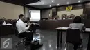 Jessica Kumala Wongso (tengah) saat persidangan ke 25 di PN Jakpus, Senin (26/9). Penampilan Jessica sedikit berbeda dengan mengenakan kacamata. (Liputan6.com/Helmi Afandi)