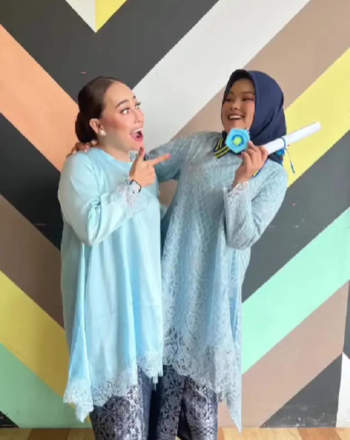 9 Potret Kenangan Mpok Alpa dan Sherly Anak Sulungnya, dari Momen Penuh Keceriaan hingga Perpisahan