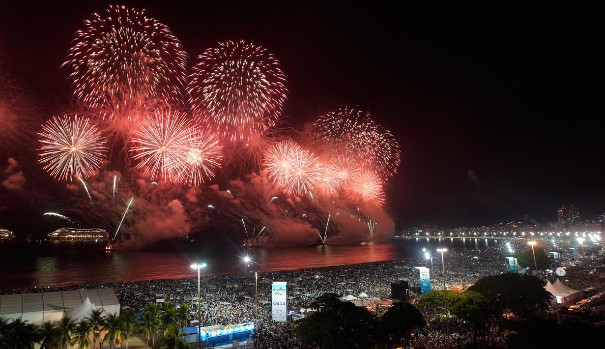 FOTO: Kemeriahan Pesta Tahun Baru di Pantai Copacabana Brasil - Global  Liputan6.com