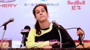 Pebulutangkis tunggal putri Spanyol, Carolina Marin menyimak pertanyaan wartawan jelang Kejuaraan Dunia Bulutangkis di Jakarta. Minggu (9/8/2015). Kejuaraan Dunia Bulutangkis digelar di Jakarta pada 10-16 Agustus 2015. (Liputan6.com/Helmi Fithriansyah)