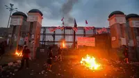 Massa dari berbagi elemen mahasiswa  dan masyarakat saat melakukan aksi pembakaran di depan Gedung DPR/MPR, Jakarta, Kamis, 27 Agustus 2026. (KLY/ Arie Basuki)