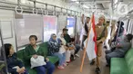 Petugas KAI Commuter menampilkan aksi teatrikal Pertempuran 10 November 1945 di Stasiun Jakarta Kota, Jakarta, Senin (11/11/2024). (Liputan6.com/Herman Zakharia)