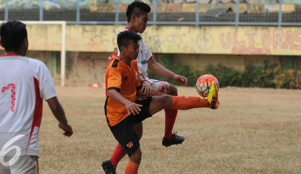 Pesepakbola Persipasi Bandung Raya (PBR) dan Villa 2000 berebut bola saat laga ujicoba di Stadion Lebak Bulus Jakarta, Sabtu (22/8/2015). Uji tanding ini merupakan persiapan PBR menghadapi turnamen Piala Presiden 2015. (Liputan6.com/HelmiFithriansyah)