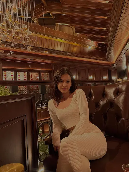 Berbeda dari remaja seusianya, padu padan busana Sandrinna minimalis dan elegan. [Foto: IG/sandrinna_11].