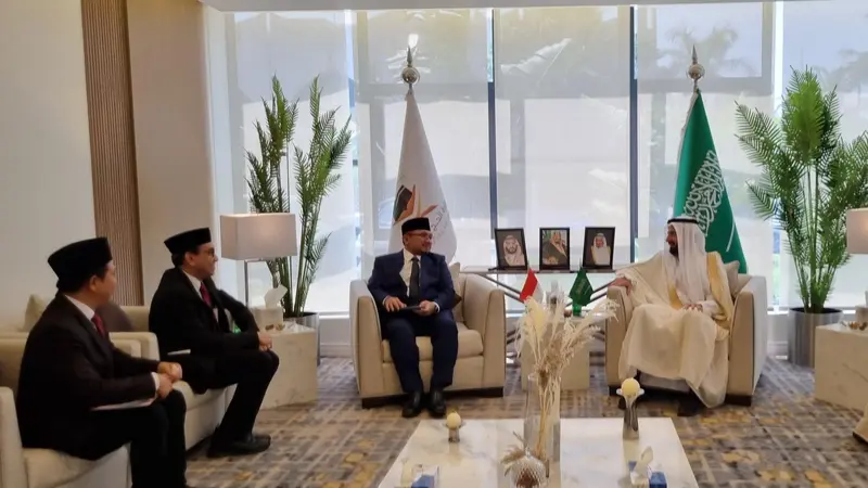 Menteri Agama (Menag) Yaqut Cholil Qoumas bertemu dengan Menteri Haji dan Umrah Arab Saudi Tawfiq F Al Rabiah di kantor Kementerian Haji dan Umrah, Jeddah, Minggu, 15 September 2024. (Foto: Humas Kemenag)