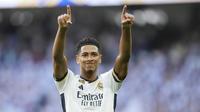 Pemain Real Madrid, Jude Bellingham, melakukan selebrasi setelah mencetak gol ke gawang Osasuna pada laga pekan ke-9 La Liga 2023/2024 di Stadion Santiago Bernabeu, Sabtu, (7/10/2023). Bellinghamkembali menunjukkan katajamannya dalam urusan mencetak gol. (AP Photo/Jose Breton)