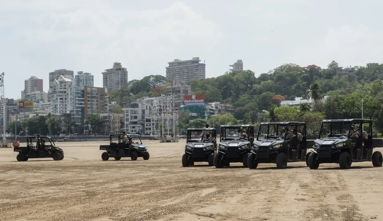 Personel polisi duduk di kendaraan segala medan (ATV) yang digunakan untuk berpatroli di pantai selama peluncurannya di Mumbai, India, Senin (7/6/2021). ATV tersebut akan digunakan untuk berpatroli di pantai-pantai di Mumbai. (Sujit Jaiswal / AFP)