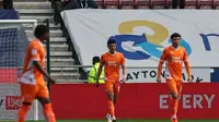 Pemain diaspora Timnas Indonesia, Elkan Baggott (tengah), bermain solid saat Blackpool berhadapan dengan Wigan Athletic pada Sabtu (26/4/2025) malam WIB. (Blackpool Gazette)