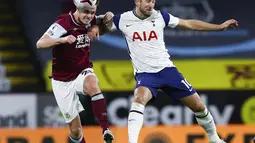 Penyerang Tottenham Hotspur, Harry Kane berebut bola dengan pemain Burnley, Kevin Long pada pertandingan lanjutan Liga Inggris di stadion Turf Moor, Burnley, Inggris, Senin (26/10/2020). Tottenham menang tipis 1-0 atas Burnley. (Jason Cairnduff/Pool via AP)