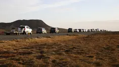 Barisan mobil mengantre di jalan menuju kota Grindavik, Islandia Senin 13 November 2023. (AP Photo/Brynjar Gunnarsson)